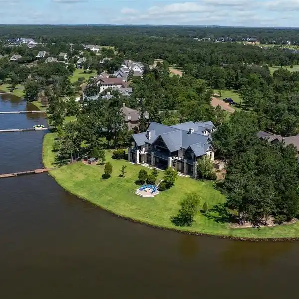 REFINED LAKESIDE LIVING