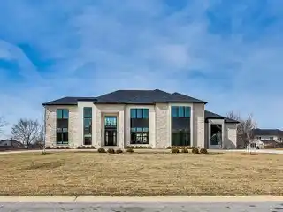 Urban Chic Contemporary Luxury Home
