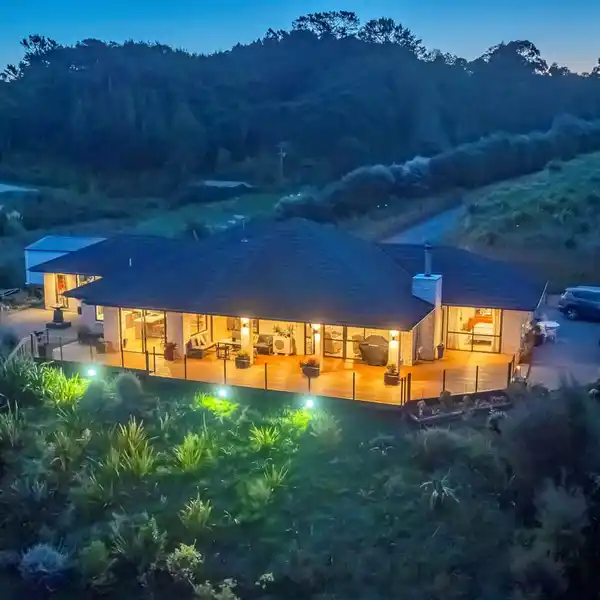 EAST-FACING ESTATE ENJOYS STUNNING NATURAL VIEWS