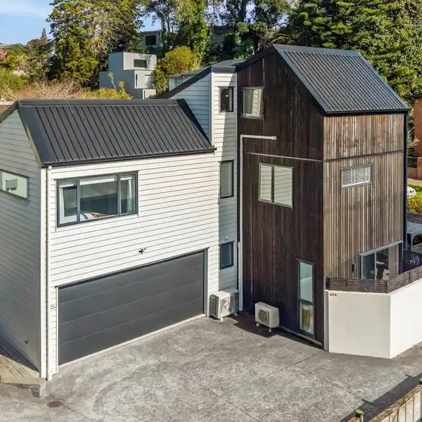 MODERN COASTAL LIVING STEPS FROM KOHIMARAMA BEACH