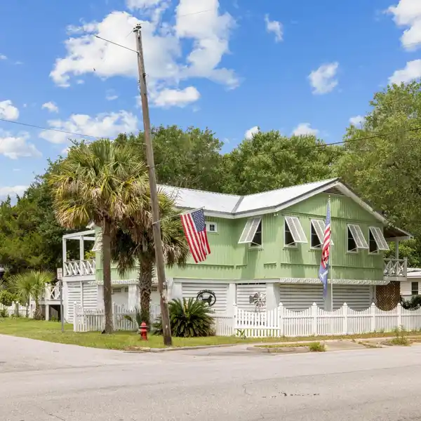 COTTAGE CHARM IN A GREAT LOCATION
