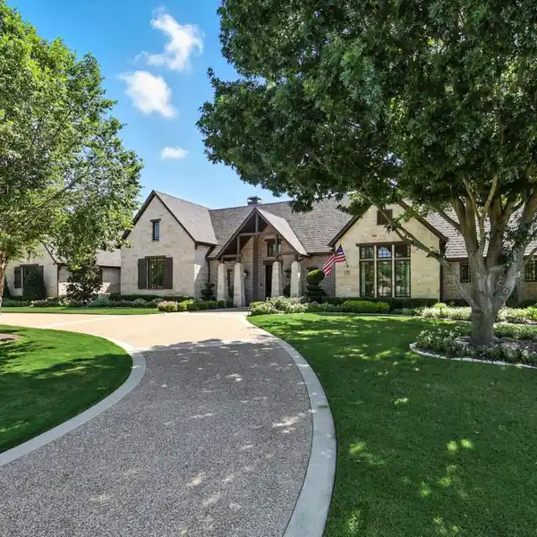 SINGLE-STORY EXECUTIVE HOME IN AN EXCEPTIONAL NEIGHBORHOOD
