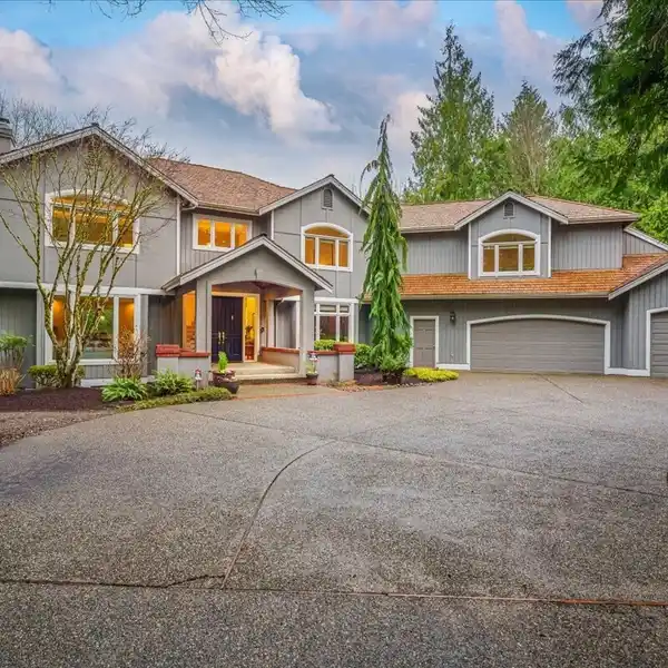 BEAUTIFUL CUSTOM HOME IN BROADHURST