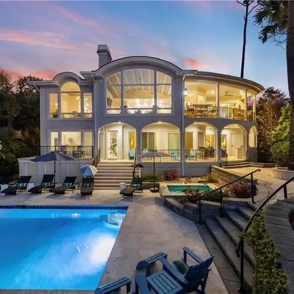 OCEANFRONT LUXURY MEETS ISLAND LIFESTYLE