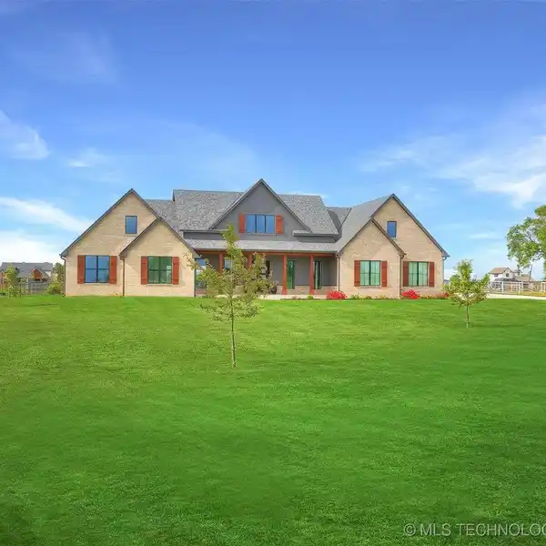 LUXURY AND FUNCTIONALITY ON 2.25 ACRES