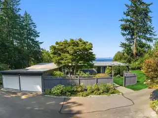 Rare Architectural One-Level Mid-Century Home