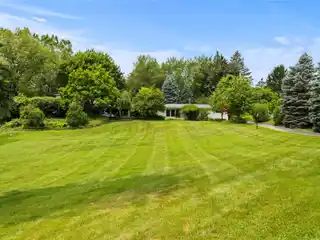 Bloomfield Hills Contemporary Ranch on 1.3 Acres