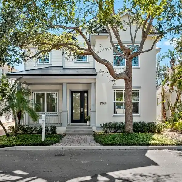 LUXURY LIVING IN GRANADA PARK