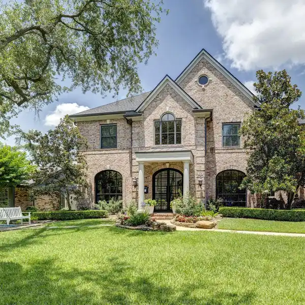 ELEGANT SANDALWOOD RESIDENCE