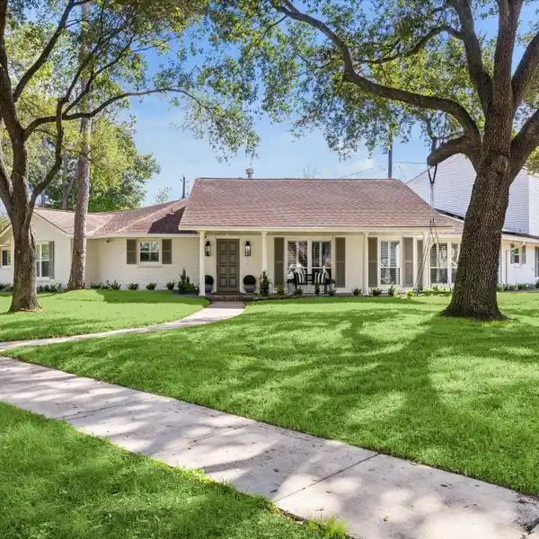 SPRAWLING VILLA-STYLE RESIDENCE