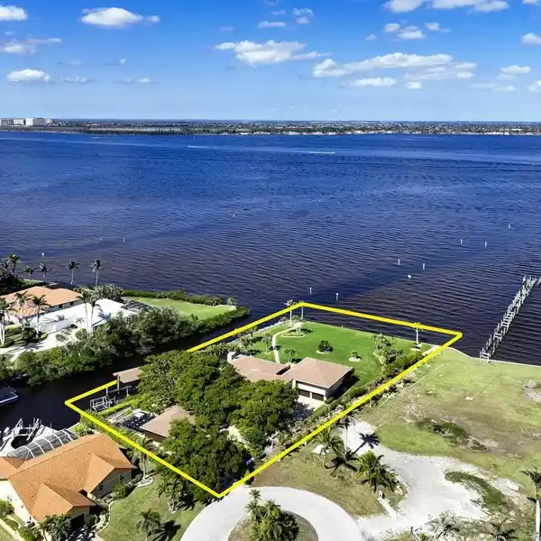 RARE OPPORTUNITY ON THE CALOOSAHATCHEE