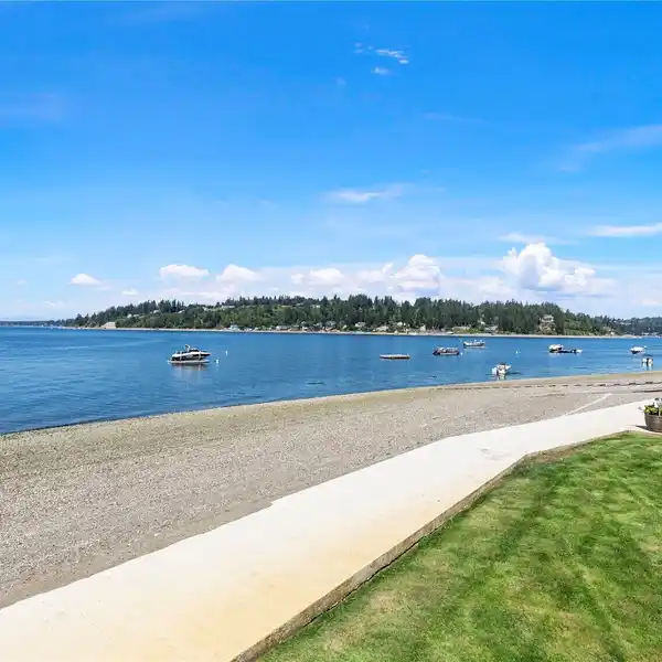 THE ULTIMATE IN LUXURY WATERFRONT LIVING