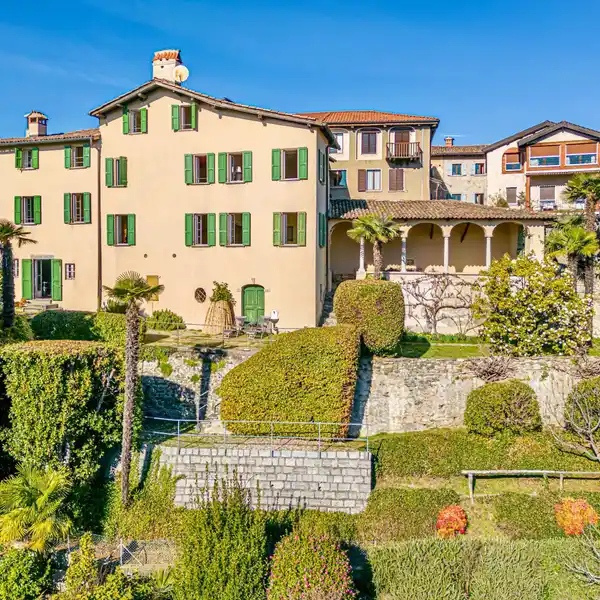 BRIGHT HOME WITH A LOVELY GARDEN