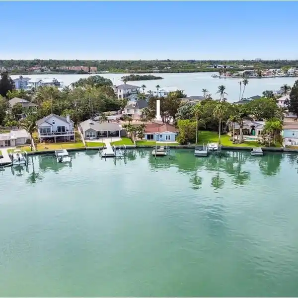 RELAXED WATERFRONT LIVING