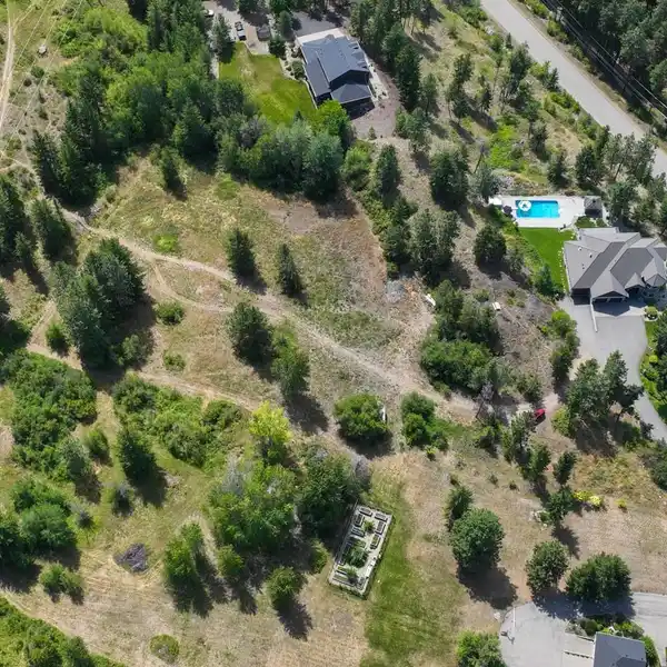 PRIVATE ESTATE WITH POOL, RV BAY AND LAKE VIEWS