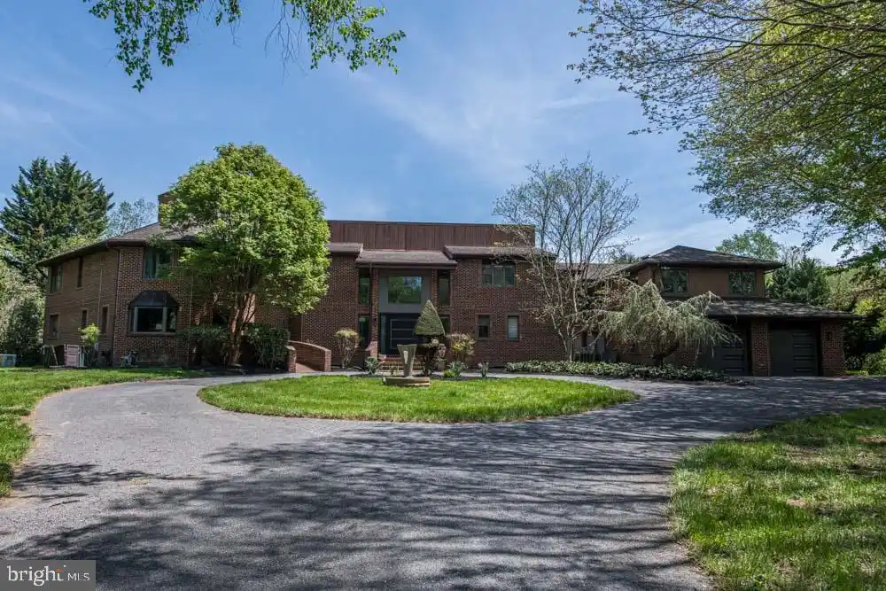 Exquisite Estate on 4.5 Private Acres
