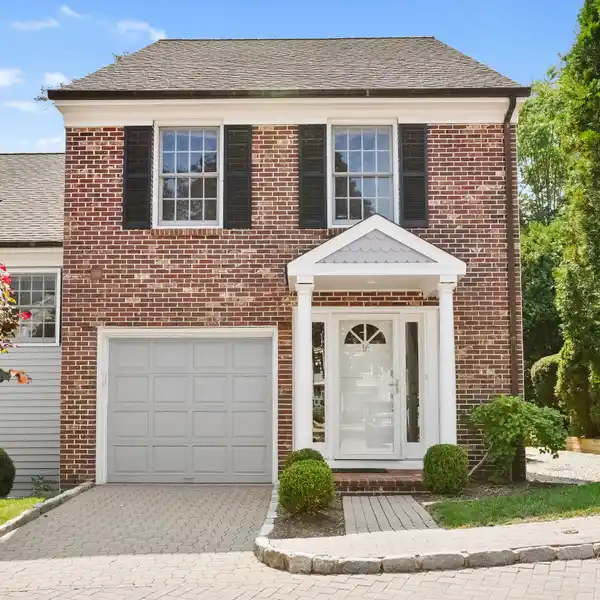 END-UNIT CONDO IN PRIME CENTRAL LOCATION