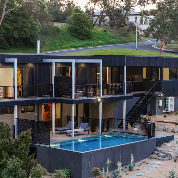 HILLSIDE LUXURY WITH PANORAMIC BAY VISTAS