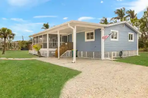 Beautifully Remodeled Beach Cottage