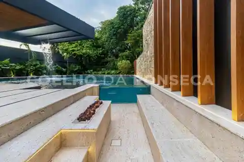 Sophistication and Comfort in a Privileged Location