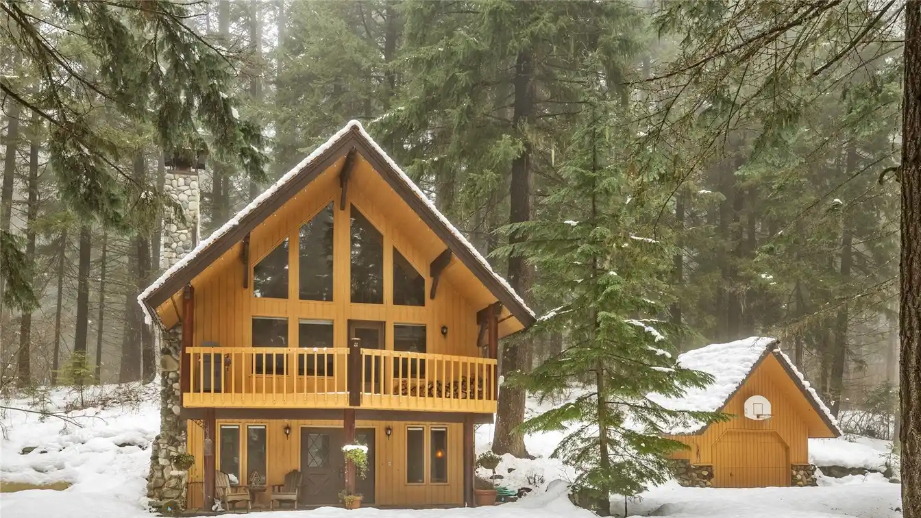 Beautiful Northwest Chalet on a Wooded Lot