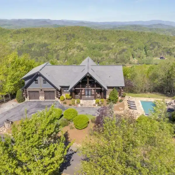 GRAND MOUNTAINTOP CANADIAN LOG HOME