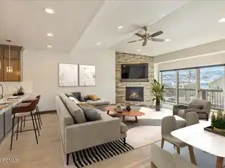 Impeccable Townhome in Convenient Location