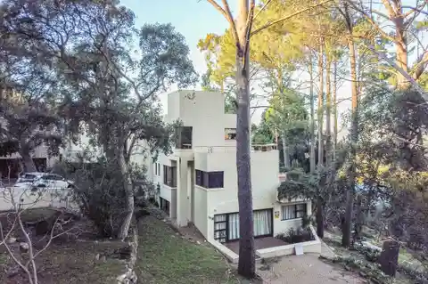 Elevated Elegance with Breathtaking Views in Constantia Valley