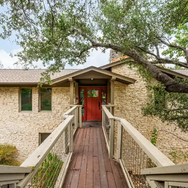 PRIVATE WEST LAKE HILLS RETREAT