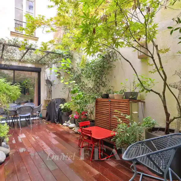 FIRST FLOOR APARTMENT IN A BEAUTIFUL CONDOMINIUM