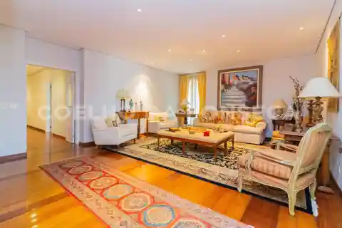 Beautiful Apartment in a Desirable Building