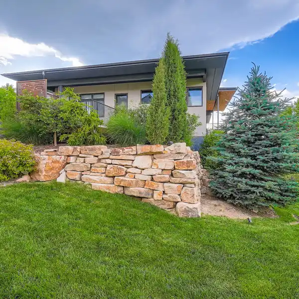 MODERN RETREAT WITH DESIGNER INDOOR-OUTDOOR FLOW