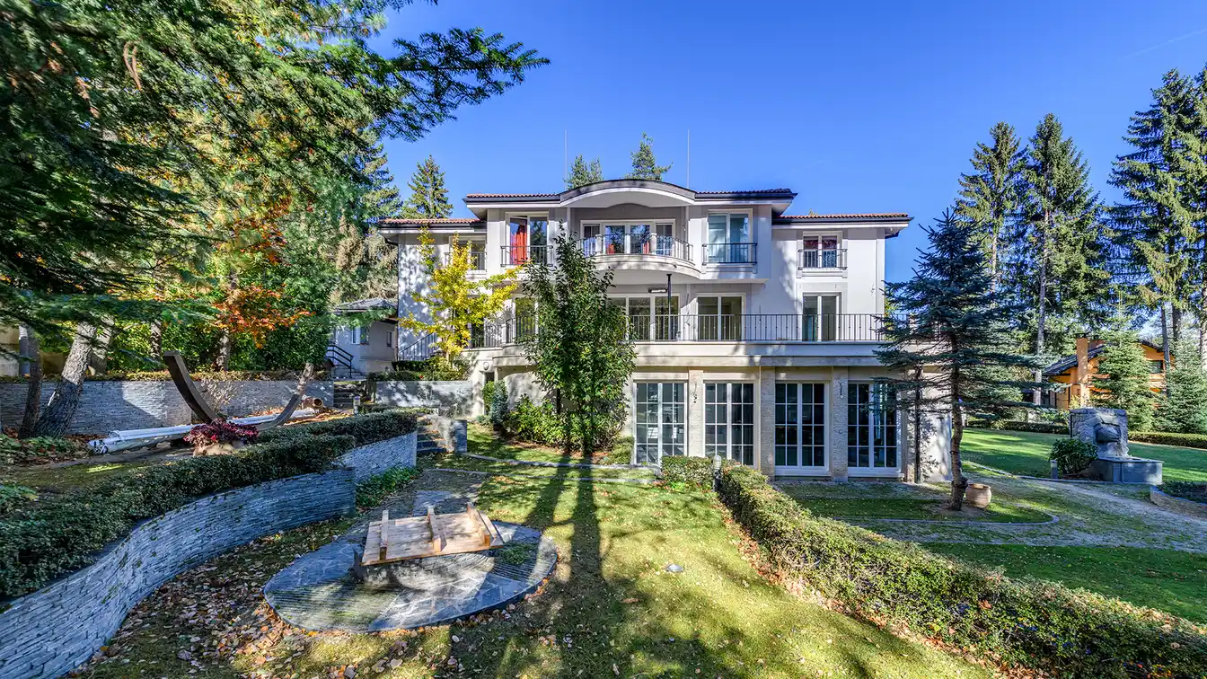 Elegant House with Spacious Landscaped Garden