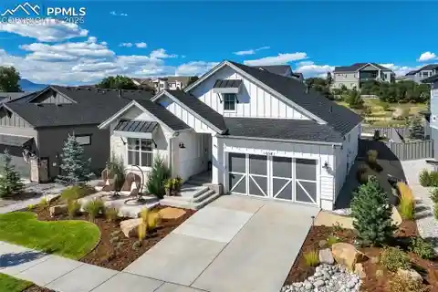 Stylish Sanctuary in the Farm – Trails, Views & Luxury Finishes