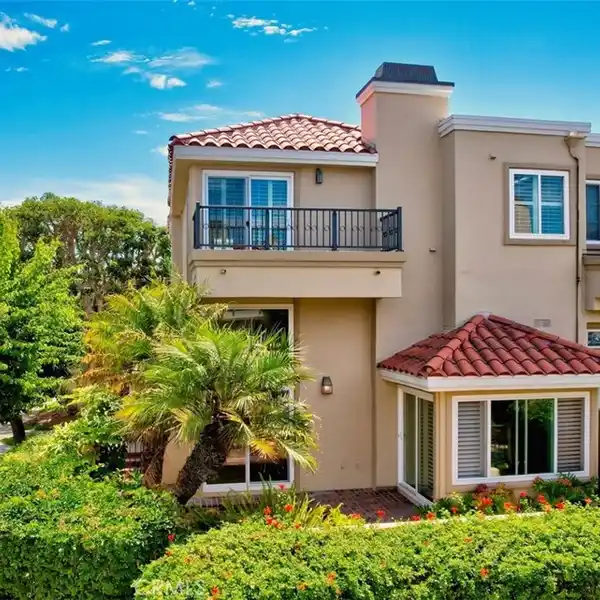 BEAUTIFUL TOWNHOME IN SEACLIFF ON THE GREENS