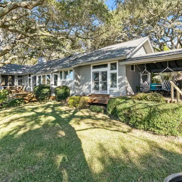 OAK KNOLL - RARE COASTAL RETREAT