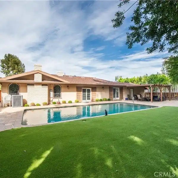 ELEGANT SINGLE-LEVEL RESIDENCE