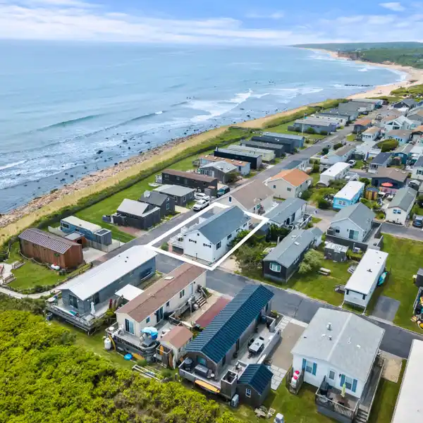 BEACHSIDE RETREAT WITH PRIVATE BEACH ACCESS