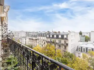 Bright Apartment with Balconies and Fireplace