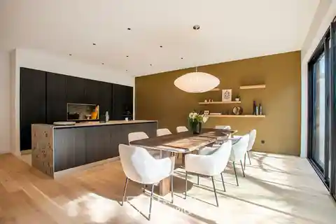 Contemporary Villa with Pool and Expansive Terrace