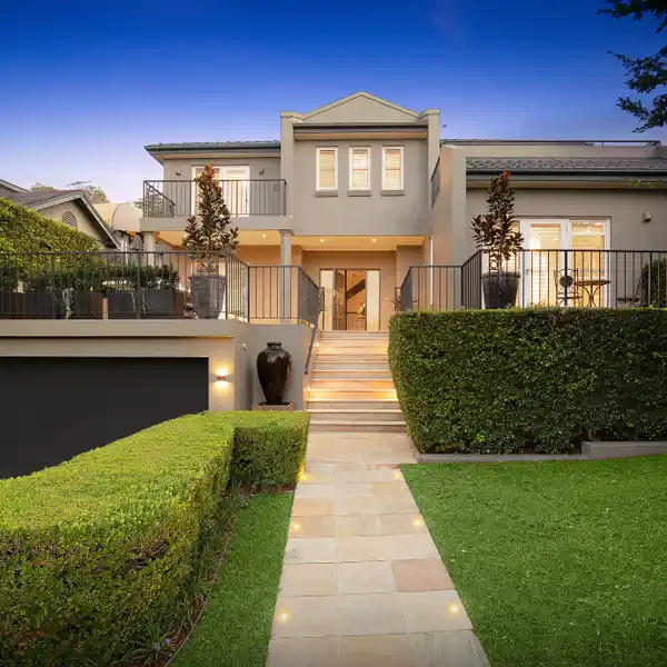 MASTERFULLY DESIGNED RESIDENCE IN A BLUE-RIBBON LOCALE