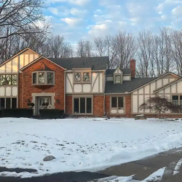 BEAUTIFUL BLOOMFIELD HILLS BRICK COLONIAL