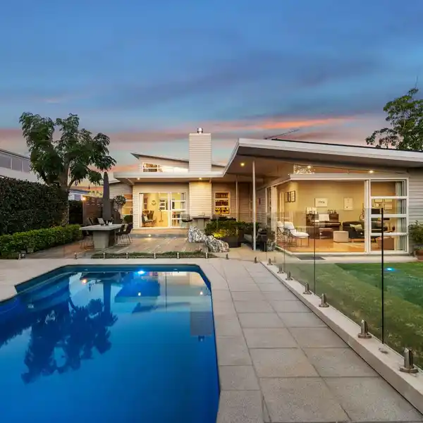 ELEGANT SINGLE-LEVEL WEATHERBOARD HOME