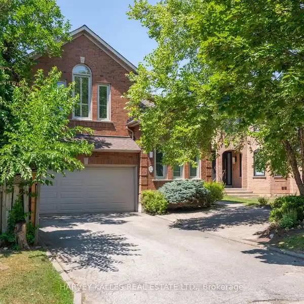 ELEGANT THORNHILL HOME WITH PRIVATE POOL RETREAT