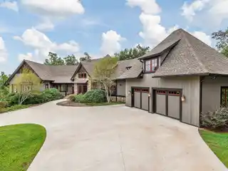Mountain Retreat in the Heart of Lake Adger
