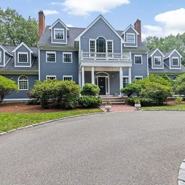 ELEGANT COLONIAL RETREAT IN PRIME HINGHAM LOCATION