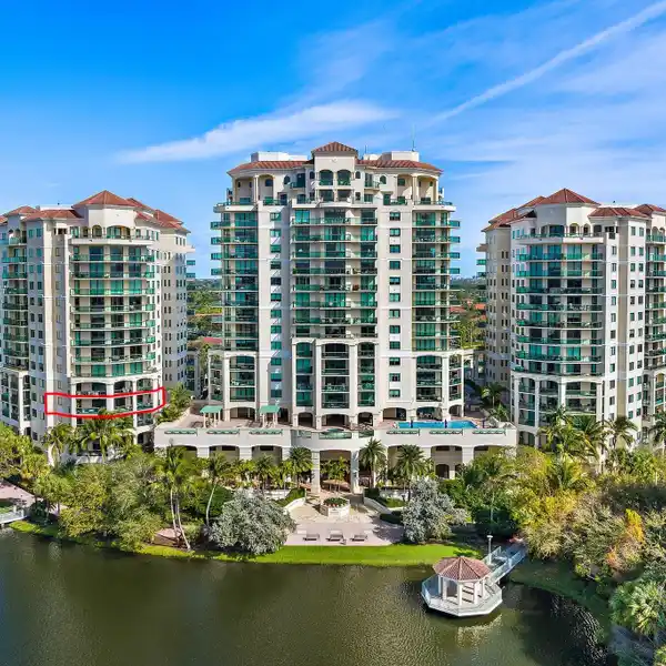 DECORATOR PERFECT RESIDENCE WITH WRAPAROUND BALCONY