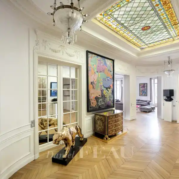 PRESTIGIOUS APARTMENT IN A BEAUTIFUL BUILDING