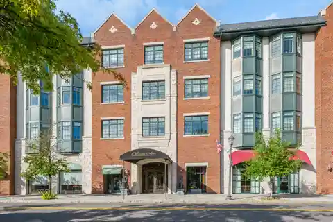 Beautifully Refreshed Condo in Christie Place