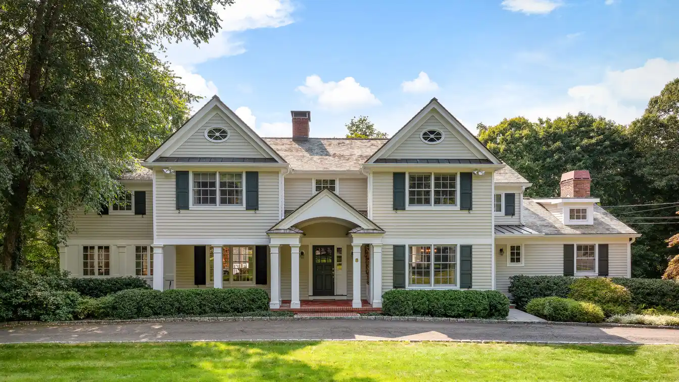 Beautiful Center Hall Colonial on a Sought-after Cul-de-sac